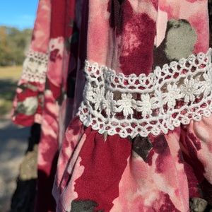 jenna & jessie floral, open shoulder dressy/casual top